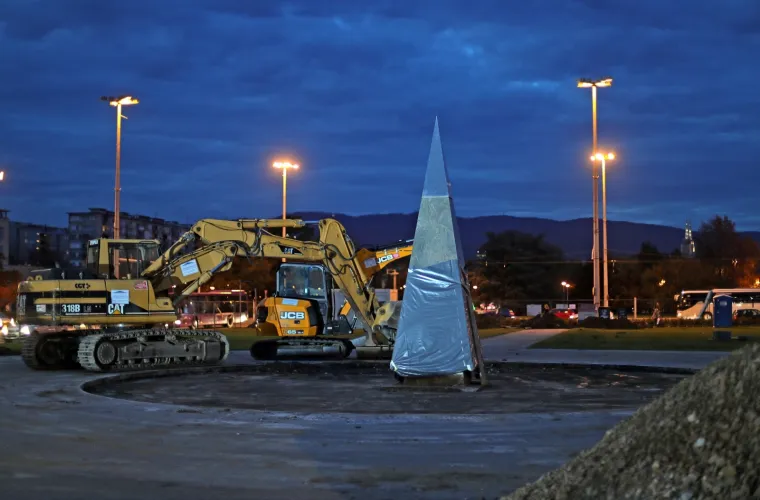 ZAGREPČANI, EVO NA &Scaron;TO ODLAZE VA&Scaron;I MILIJUNI: Počeli radovi kod Lisinskog - granitna piramida odlazi, a Tuđman dolazi