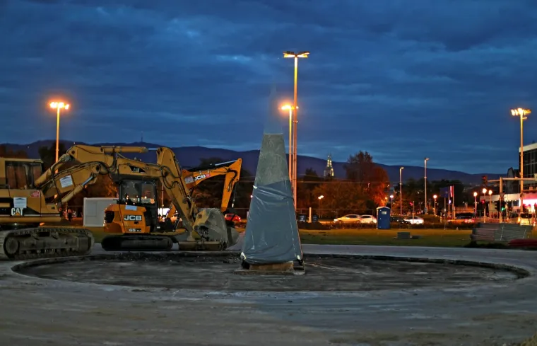 ZAGREPČANI, EVO NA &Scaron;TO ODLAZE VA&Scaron;I MILIJUNI: Počeli radovi kod Lisinskog - granitna piramida odlazi, a Tuđman dolazi