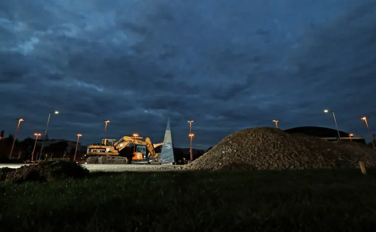 ZAGREPČANI, EVO NA &Scaron;TO ODLAZE VA&Scaron;I MILIJUNI: Počeli radovi kod Lisinskog - granitna piramida odlazi, a Tuđman dolazi