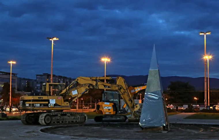 ZAGREPČANI, EVO NA &Scaron;TO ODLAZE VA&Scaron;I MILIJUNI: Počeli radovi kod Lisinskog - granitna piramida odlazi, a Tuđman dolazi