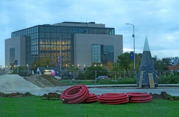 ZAGREPČANI, EVO NA &Scaron;TO ODLAZE VA&Scaron;I MILIJUNI: Počeli radovi kod Lisinskog - granitna piramida odlazi, a Tuđman dolazi