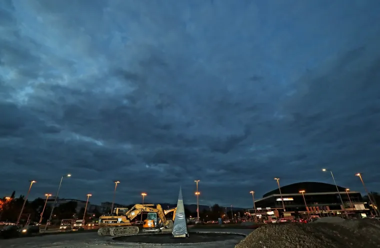 ZAGREPČANI, EVO NA &Scaron;TO ODLAZE VA&Scaron;I MILIJUNI: Počeli radovi kod Lisinskog - granitna piramida odlazi, a Tuđman dolazi