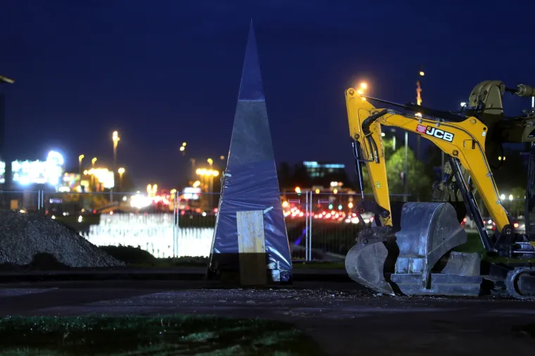 "Piramida će biti premje&scaron;tena dva kilometra južnije između MSU i INA-ine zgrade", otkrio je prije nekoliko mjeseci zagrebački gradonačelnik Milan Bandić. Premje&scaron;taj piramide stajat će ne&scaron;to vi&scaron;e od četiri milijuna kuna.