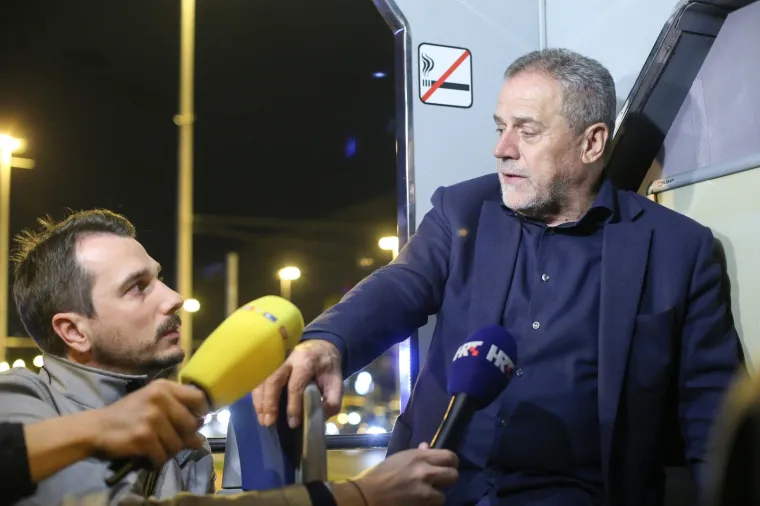 Bandić u autobusu bez krova svečano otvorio Radničku cestu