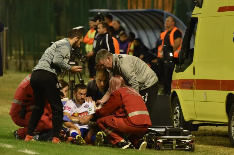 Hitna pomoć odvozi Miju Cakta&scaron;a koji je te&scaron;ko ozlijedio ruku