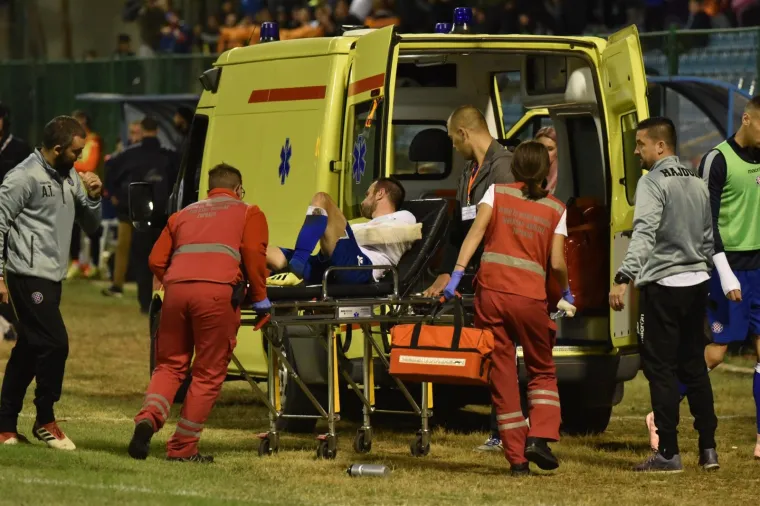 Hitna pomoć odvozi Miju Cakta&scaron;a koji je te&scaron;ko ozlijedio ruku