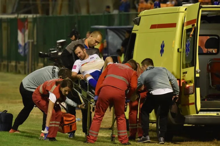 Hitna pomoć odvozi Miju Cakta&scaron;a koji je te&scaron;ko ozlijedio ruku