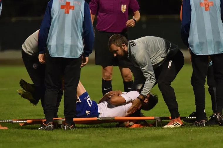 Hitna pomoć odvozi Miju Cakta&scaron;a koji je te&scaron;ko ozlijedio ruku