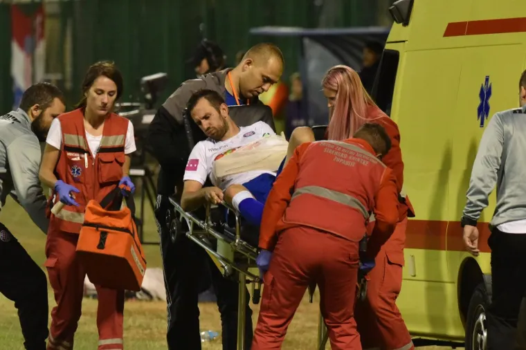 Hitna pomoć odvozi Miju Cakta&scaron;a koji je te&scaron;ko ozlijedio ruku