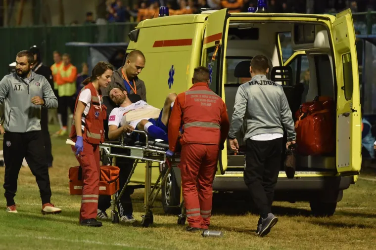 Hitna pomoć odvozi Miju Cakta&scaron;a koji je te&scaron;ko ozlijedio ruku