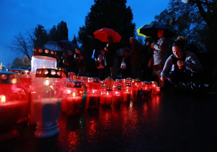FOTOGALERIJA S MIROGOJA: Tisuće svijeća za najmilije upaljene u noći na blagdan Svih svetih