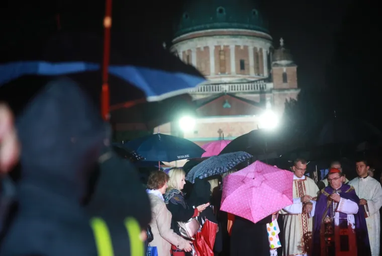 FOTOGALERIJA S MIROGOJA: Tisuće svijeća za najmilije upaljene u noći na blagdan Svih svetih