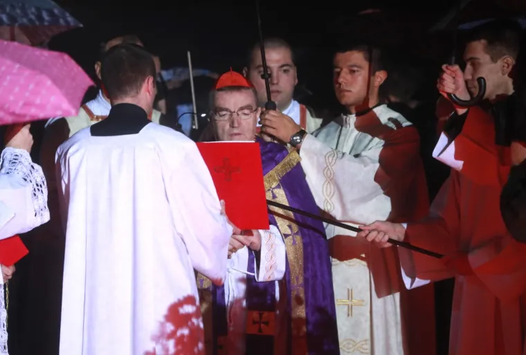 FOTOGALERIJA S MIROGOJA: Tisuće svijeća za najmilije upaljene u noći na blagdan Svih svetih