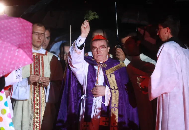 FOTOGALERIJA S MIROGOJA: Tisuće svijeća za najmilije upaljene u noći na blagdan Svih svetih