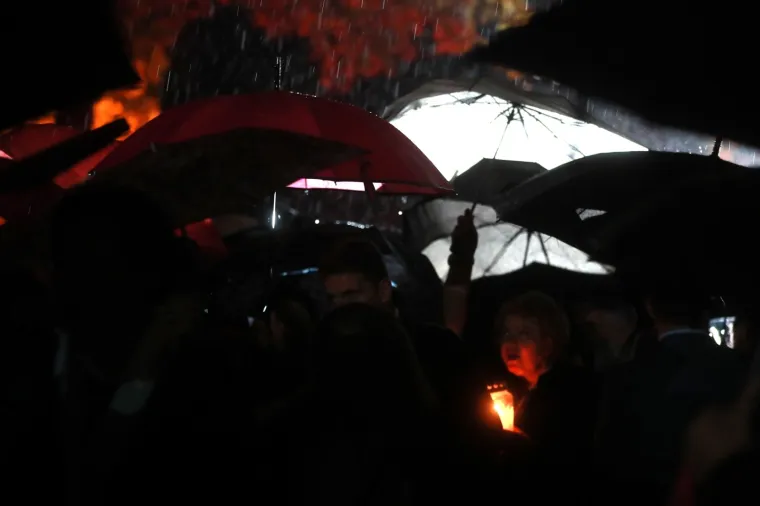 FOTOGALERIJA S MIROGOJA: Tisuće svijeća za najmilije upaljene u noći na blagdan Svih svetih