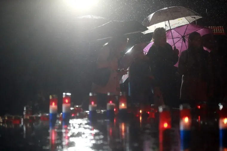 FOTOGALERIJA S MIROGOJA: Tisuće svijeća za najmilije upaljene u noći na blagdan Svih svetih