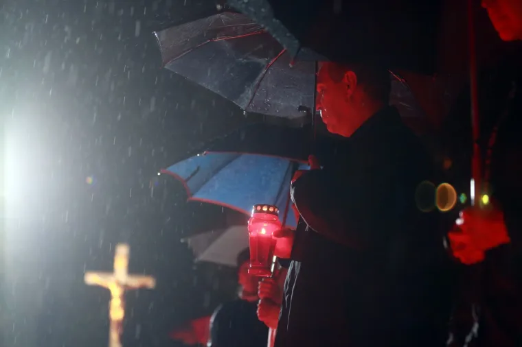 FOTOGALERIJA S MIROGOJA: Tisuće svijeća za najmilije upaljene u noći na blagdan Svih svetih