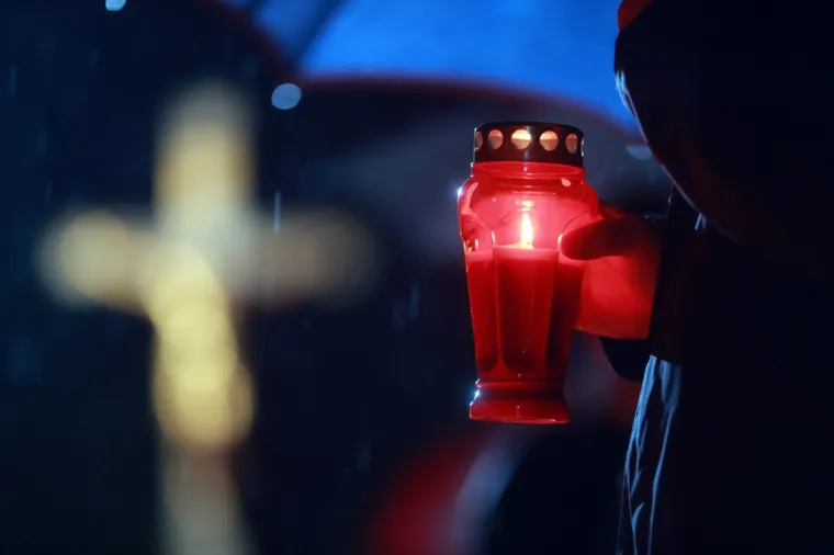 FOTOGALERIJA S MIROGOJA: Tisuće svijeća za najmilije upaljene u noći na blagdan Svih svetih