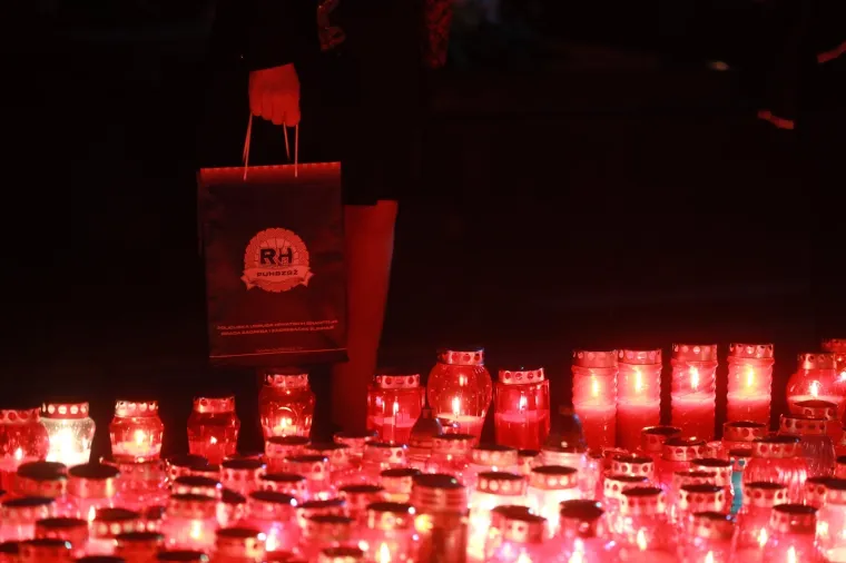 FOTOGALERIJA S MIROGOJA: Tisuće svijeća za najmilije upaljene u noći na blagdan Svih svetih