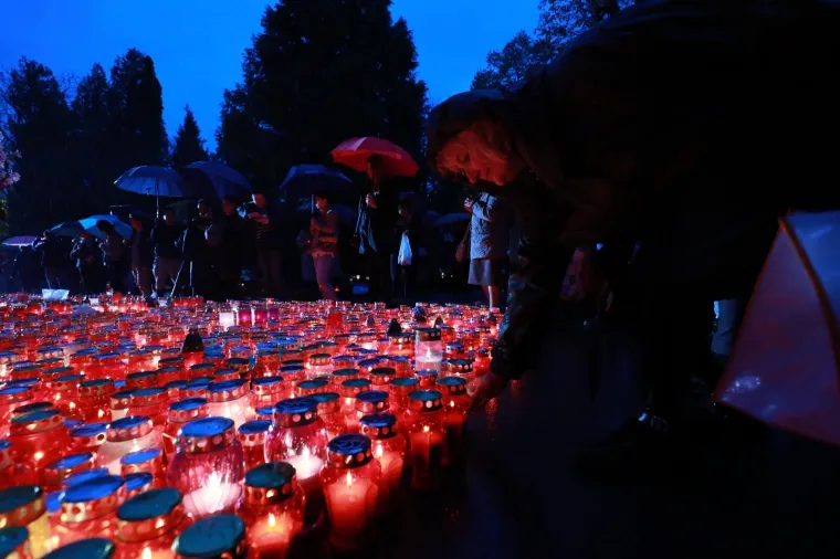 Povodom blagdana Svih svetih mnogobrojni građani do&scaron;li su na groblje Mirogoj u večernjim satima te na taj način odaju počast onima koji vi&scaron;e nisu među nama.