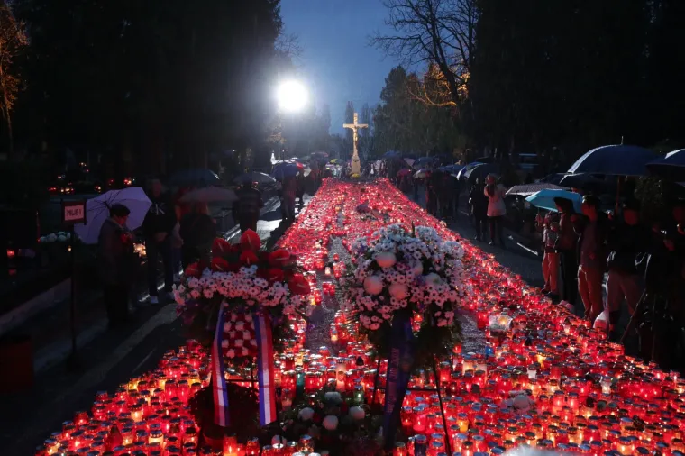 Povodom blagdana Svih svetih mnogobrojni građani do&scaron;li su na groblje Mirogoj u večernjim satima te na taj način odaju počast onima koji vi&scaron;e nisu među nama.