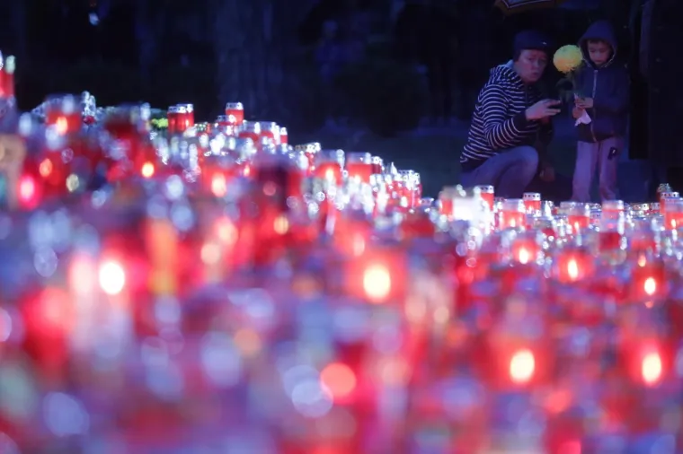 Povodom blagdana Svih svetih mnogobrojni građani do&scaron;li su na groblje Mirogoj u večernjim satima te na taj način odaju počast onima koji vi&scaron;e nisu među nama.