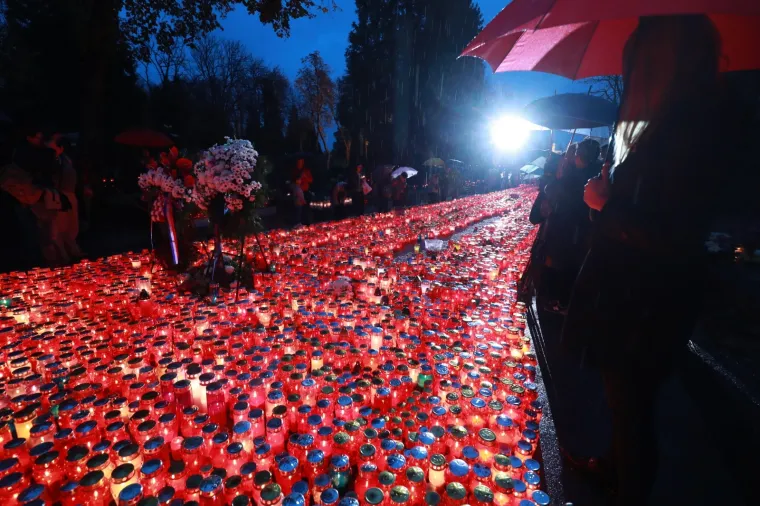 Povodom blagdana Svih svetih mnogobrojni građani do&scaron;li su na groblje Mirogoj u večernjim satima te na taj način odaju počast onima koji vi&scaron;e nisu među nama.