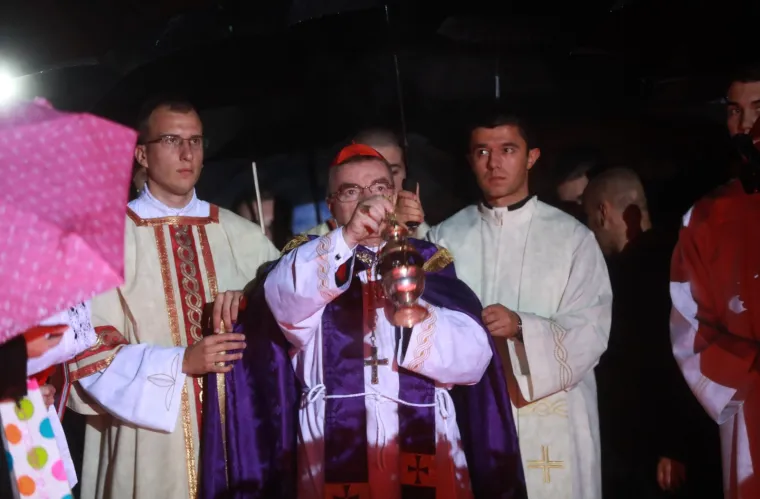 Povodom blagdana Svih svetih mnogobrojni građani do&scaron;li su na groblje Mirogoj u večernjim satima te na taj način odaju počast onima koji vi&scaron;e nisu među nama.