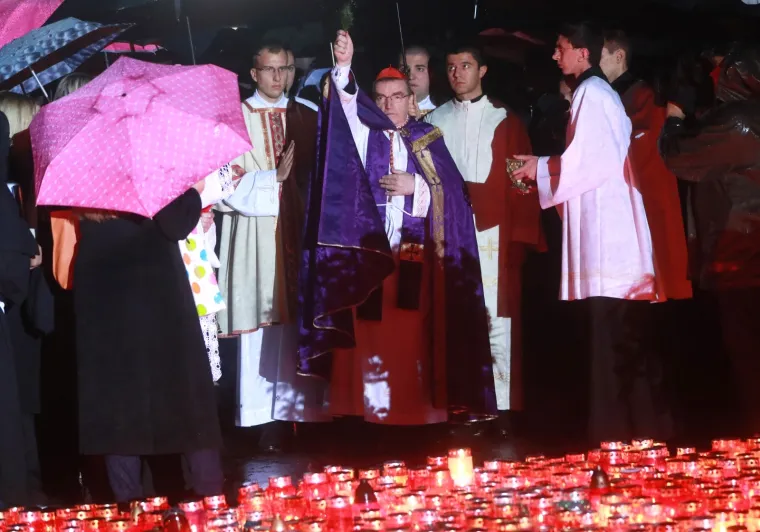 Povodom blagdana Svih svetih mnogobrojni građani do&scaron;li su na groblje Mirogoj u večernjim satima te na taj način odaju počast onima koji vi&scaron;e nisu među nama.