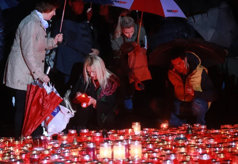 Povodom blagdana Svih svetih mnogobrojni građani do&scaron;li su na groblje Mirogoj u večernjim satima te na taj način odaju počast onima koji vi&scaron;e nisu među nama.