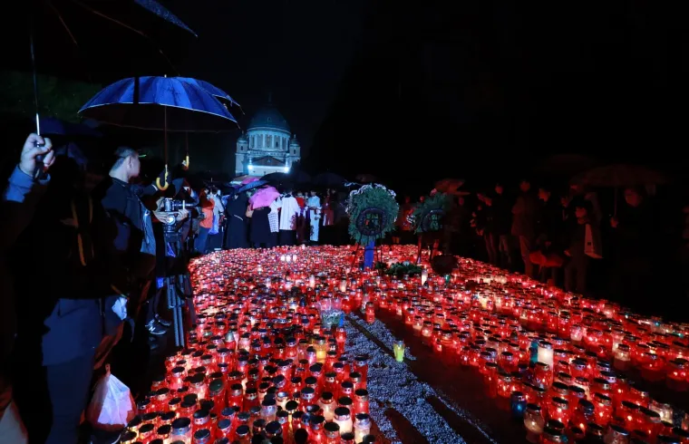 Povodom blagdana Svih svetih mnogobrojni građani do&scaron;li su na groblje Mirogoj u večernjim satima te na taj način odaju počast onima koji vi&scaron;e nisu među nama.