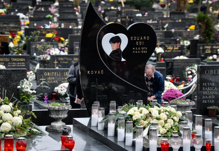 Na blagdan Svih svetih građani su se prisjetili hrvatskih velikana te na njihovim grobovima zapalili svijeće.