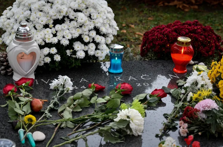 Na blagdan Svih svetih građani su se prisjetili hrvatskih velikana te na njihovim grobovima zapalili svijeće.