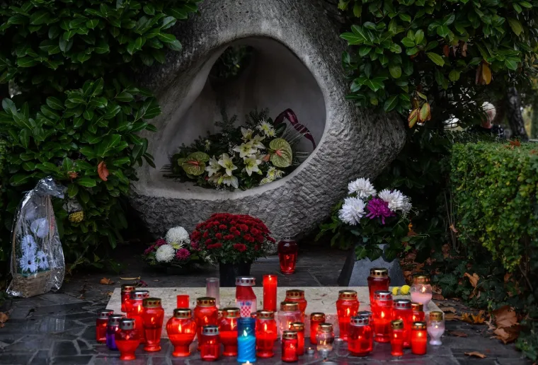 Na blagdan Svih svetih građani su se prisjetili hrvatskih velikana te na njihovim grobovima zapalili svijeće.