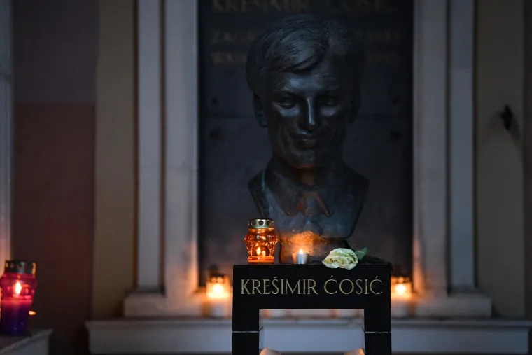 Na blagdan Svih svetih građani su se prisjetili hrvatskih velikana te na njihovim grobovima zapalili svijeće.