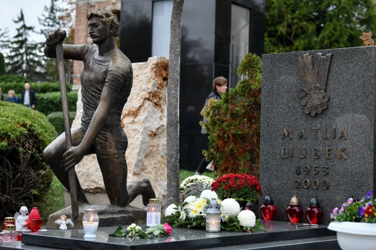 Na blagdan Svih svetih građani su se prisjetili hrvatskih velikana te na njihovim grobovima zapalili svijeće.