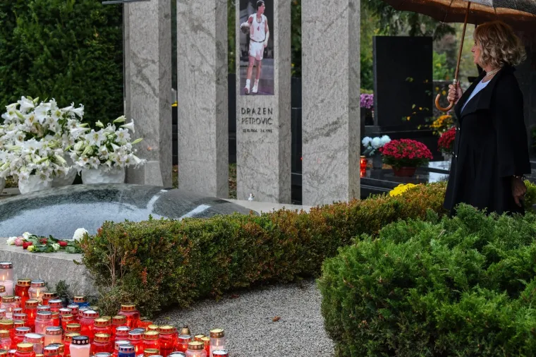 Na blagdan Svih svetih građani su se prisjetili hrvatskih velikana te na njihovim grobovima zapalili svijeće.