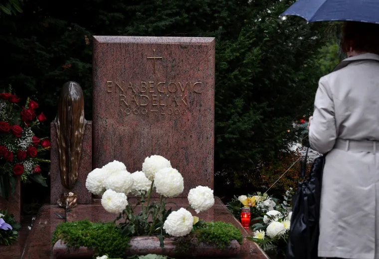 Na blagdan Svih svetih građani su se prisjetili hrvatskih velikana te na njihovim grobovima zapalili svijeće.