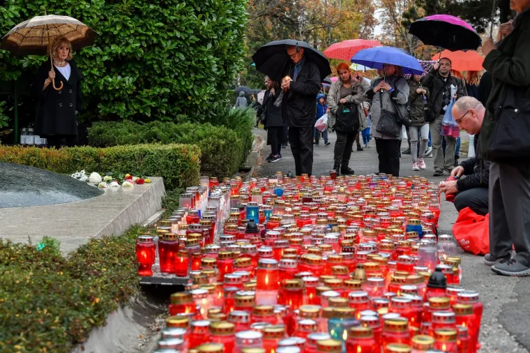 Na blagdan Svih svetih građani su se prisjetili hrvatskih velikana te na njihovim grobovima zapalili svijeće.