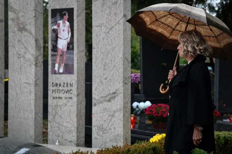 Na blagdan Svih svetih građani su se prisjetili hrvatskih velikana te na njihovim grobovima zapalili svijeće.