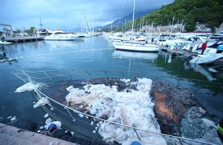 U požaru koji je u petak ujutro buknuo u lučici Ramova u Krvavici kod Makarske izgorjela su tri broda, nitko nije ozlijeđen, ali se procjenjuje da će materijalna &scaron;teta biti velika, doznaje Hina od vatrogasaca.