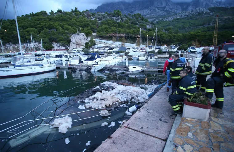 Jutros će policija na mjestu događaja obaviti očevid kako bi se utvrdilo koji je uzrok požara.