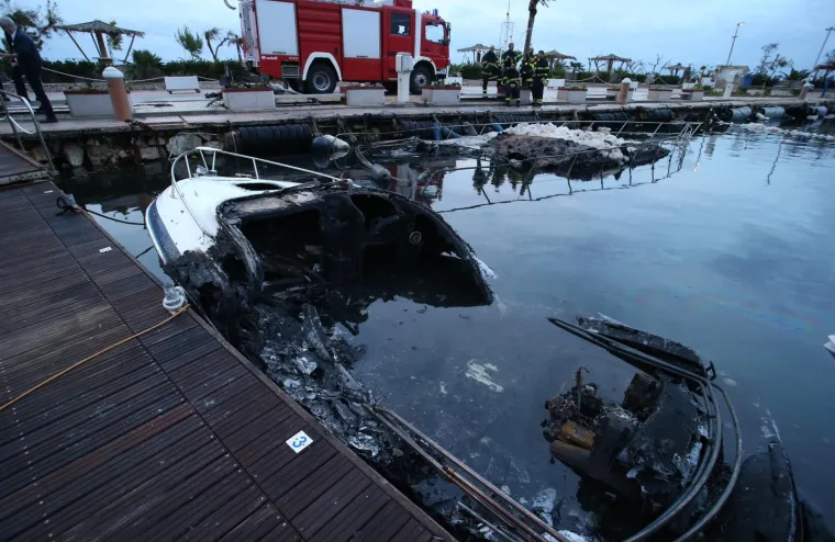 &Scaron;OK U DALMACIJI: Tijekom noći u Krvavici izbio požar i u potpunosti uni&scaron;tio tri broda