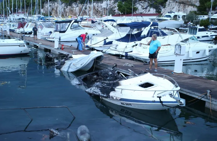 Pokraj Makarske izgorjela tri broda