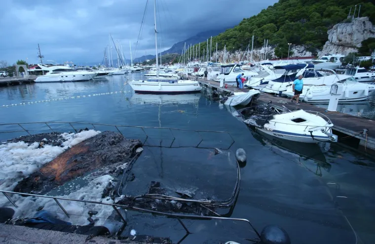 Pokraj Makarske izgorjela tri broda