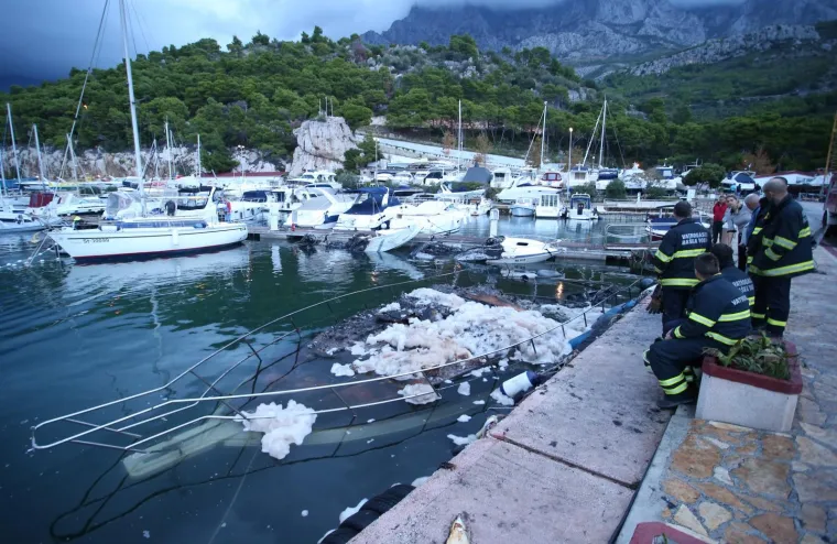 Pokraj Makarske izgorjela tri broda