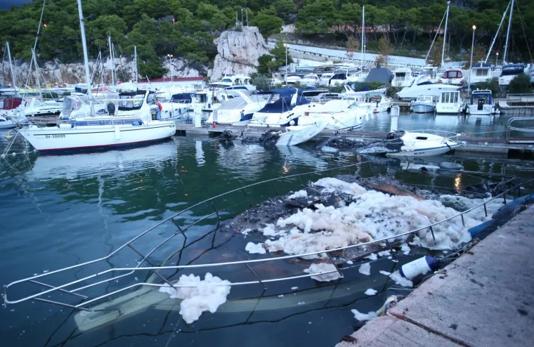 Pokraj Makarske izgorjela tri broda