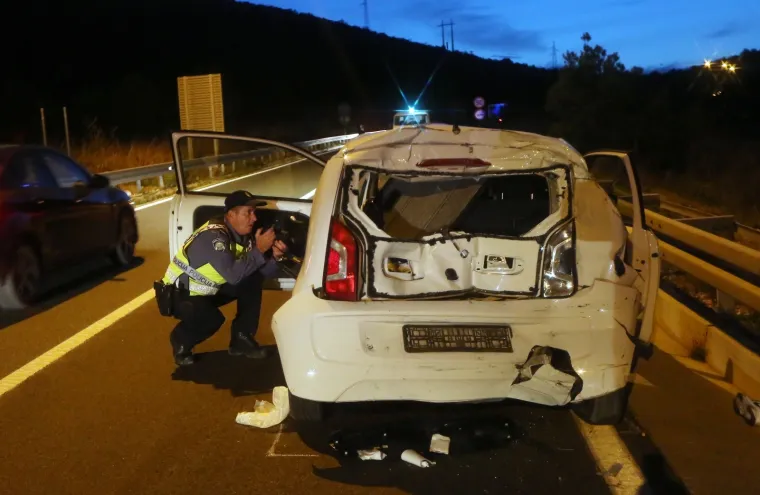 Jedna je osoba poginula, a troje je ozlijeđeno, među kojima je dvoje djece, u te&scaron;koj prometnoj nesreći u subotu oko 16,20 sati u blizini mjesta Tromilja, na cesti &Scaron;ibenik-Drni&scaron;-Knin, izvijestila je &scaron;ibenska policija.