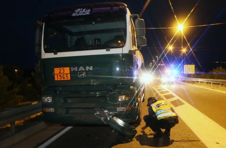 Suvozač u Volkswagenu, 70-godi&scaron;nji mu&scaron;karac, preminuo je na mjestu nesreće, a dvoje djece iz istog vozila je ozlijeđeno te je prvo prevezeno u &scaron;ibensku, a potom u bolnicu u Splitu. Vozačica Volkswagenu je zadržana u &scaron;ibenskoj Općoj bolnici.