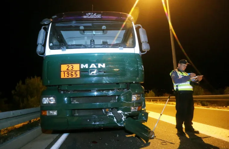 TRAGEDIJA IPAK NIJE IZBJEGNUTA: U sudaru auta i cisterne poginuo mu&scaron;karac, ozlijeđeno dvoje djece